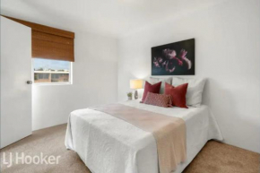 Bright 2 Bedroom Apartment Near Optus Stadium